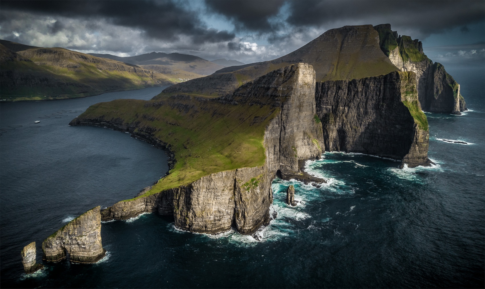 Кому принадлежат фарерские острова. Остров Вагар Фарерские острова. Фарерские острова остров Калсой. Фарерские острова озеро Сорвагсватн. Фарерские острова скалы Вестмана.